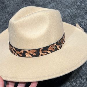 Round Hat - NWT